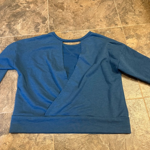 NIKE DRI-FIT Cropped Pullover Sweatshirt Cut Out Slit Back - Picture 5 of 6